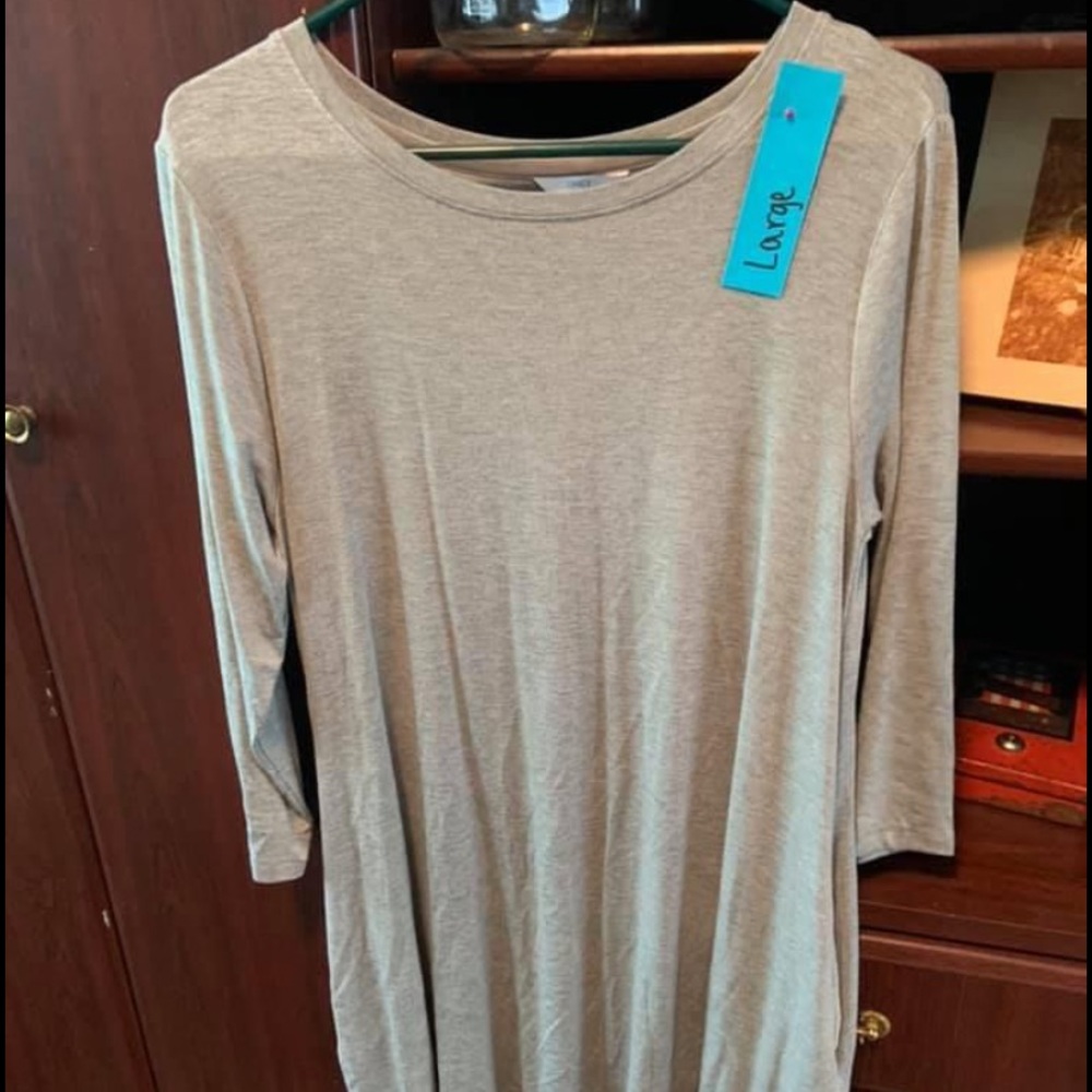 Soft T-shirt dress with sleeves and pockets.